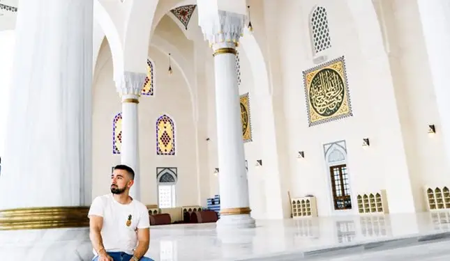 Sharjah Mosque — by visitsharjah.com / Official site (visitsharjah.com)